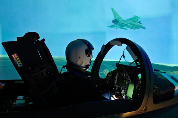 A RDE lidera o mercado europeu no segmento de simuladores destinados ao treinamento de pilotos e tripulantes de aeronaves de asas fixas e rotativas, incluindo o avião de combate Eurofighter. (Foto RDE)