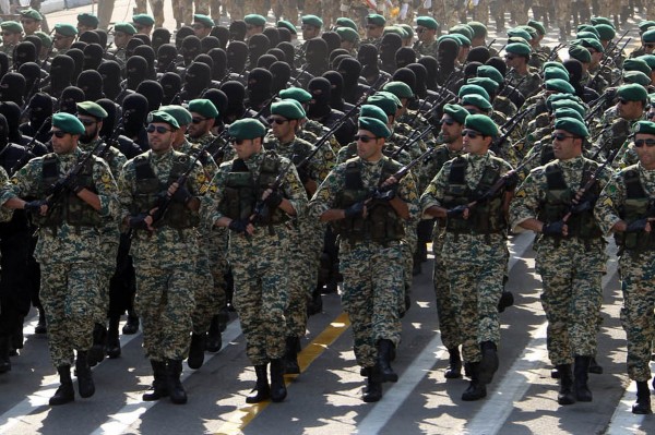 Iranian-soldiers-march-during-an-annual-military-parade