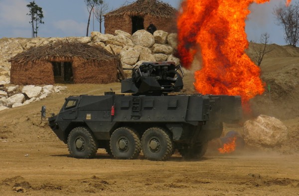 Renault Trucks Defesa demonstrou uma série de veículos, incluindo o 20 ton VAB Mk III 6 × 6 veículo blindado oferecendo NATO Nível 4 proteção, anti-explosão e protecção IED. Foto: Tamir Eshel