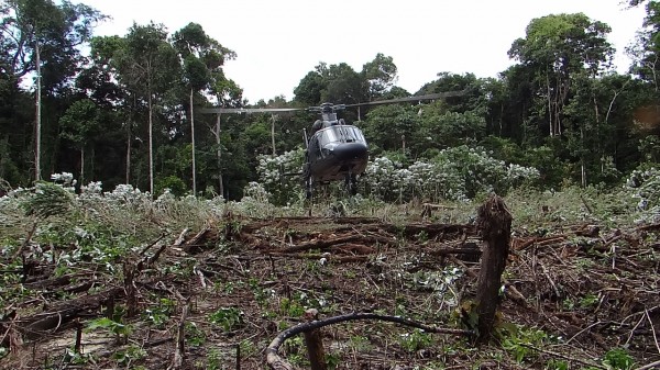 HM-1 Pantera K2 durante avaliação na selva amazônica.