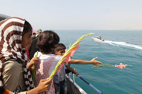 Familiares lançam flores ao mar em homenagem as vitimas do voo 655 