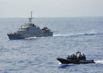 Navio libanês em exercício de interdição marítima com a Marinha do Brasil