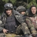 Soldados ucranianos são vistos perto da vila de Sakhanka, no Leste da Ucrânia - Sergei Grits / AP