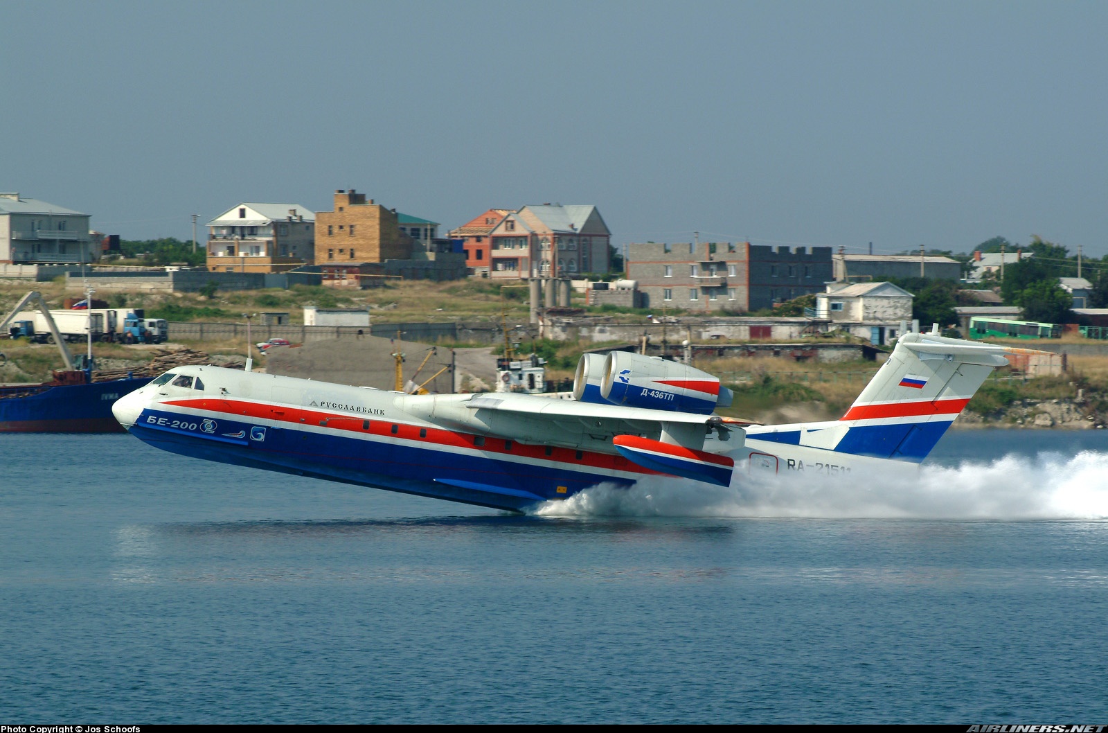 Beriev BE-200  O Beriev BE-200 é o maior avião anfíbio com