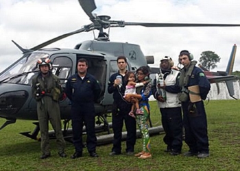 Militares da Marinha socorrem criança durante “Operação Amazônia 2014”