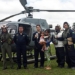 Militares da Marinha socorrem criança durante “Operação Amazônia 2014”