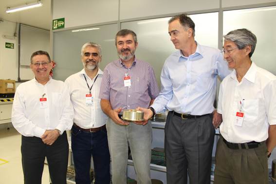 Da esquerda p/ direita: Eng. Francisco Visconti (Mectron), Dr. Eng. Loures (DCTA/IAE), Eng. Francisco Dias (Diretor da Cenic), Eng. Valter Rodrigues (Diretor de Tecnologias da ODT) e Eng. Yoshino (Mectron).