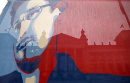 Imagem de Edward Snowden estampada em uma bandeira durante uma manifestação em Berlim