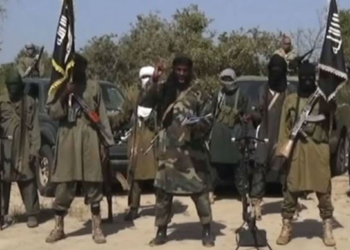 Terroristas do grupo nigeriano Boko Haram são vistos em novo vídeo divulgado na internet(Boko Haram/AFP)