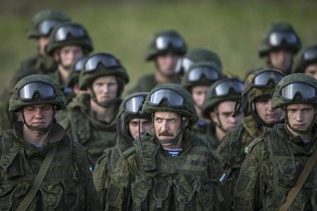 Soldados russos durante exercício de treinamento em Nikinci, oeste de Belgrado