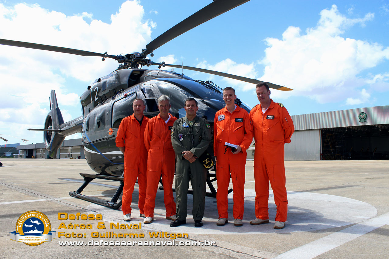 CA Primo (DAerM) com a equipe de Voo de Teste da Airbus Helicopters 