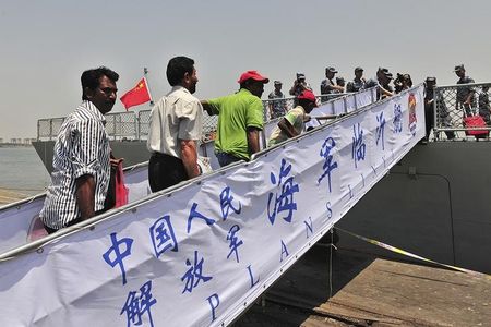 Cidadãos estrangeiros embarcando em navio chinês durante retidada de Áden