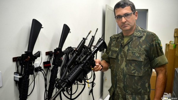 Armas reais foram adaptadas para o treino, explica o suboficial Aderley Pedrosa