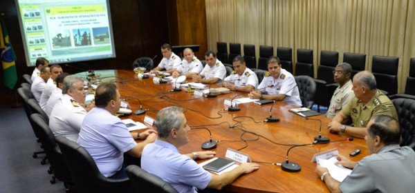 Chefe de Operações Conjuntas do ministério da Defesa, almirante Ademir ministra palestra preparatória para UNIFIL.