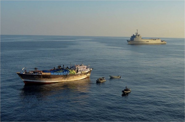 TCD Siroco durante missão anti-pirataria na costa da Somália na Operação Atalanta.