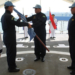 Comandante da FTM-UNIFIL transferindo o Pavilhão da ONU ao Comandante da Fragata “União”