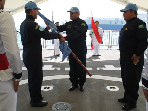Comandante da FTM-UNIFIL transferindo o Pavilhão da ONU ao Comandante da Fragata “União”