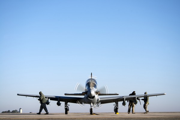 Força Aérea dos EUA assessores armas remover pinos de segurança de quatro inerte 500 bombas de formação libra e armar duas metralhadoras calibre .50 na A-29 Super Tucano na Base Aérea de Moody, na Geórgia. Pilotos da Força Aérea dos Estados Unidos está treinando para ser instrutores para a A-29 para que eles possam ensinar os pilotos aluno afegãs.