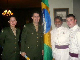 Os dois militares brasileiros em noite de gala em 7 de setembro, com cadetes dos EUA