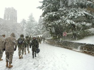 Clara a caminho da aula, em West Point, no inverno norte-americano