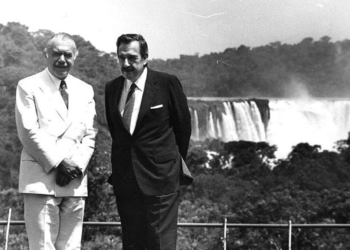 As cataratas do Iguaçu fazem pose enquanto Sarney e Alfonsín ficam na frente. Foto de 1985 de Victor Bugge, fotógrafo histórico da presidência da República Argentina.