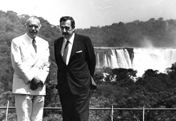 As cataratas do Iguaçu fazem pose enquanto Sarney e Alfonsín ficam na frente. Foto de 1985 de Victor Bugge, fotógrafo histórico da presidência da República Argentina.