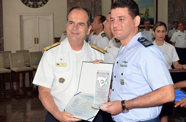 Vice-Almirante Liseo Zampronio entrega o prêmio ao Tenente-Coronel Luiz dos Santos Alves, comandante do Esquadrão Netuno