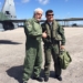 O ministro da Defesa, Jaques Wagner, após voar no caça A-29 (Foto: Ministério da Defesa/Divulgação)