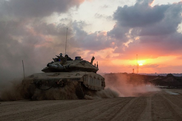 © AFP 2015/ JACK GUEZ Um tanque israelita Merkava na Faixa de Gaza durante os exércitos perto da fronteira de Israel em 3 de agosto de 2014