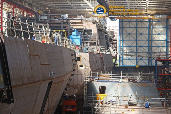 Fragata FREMM Auvergne durante sua construção em Lorient.