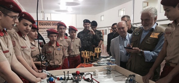 Jaques Wagner conheceu projetos da área de robótica conduzidos por alunos do Colégio Militar de Santa Maria