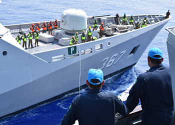 A Fragata “UNIÃO” realizando exercício de “Light Line” com a Corveta da Indonésia