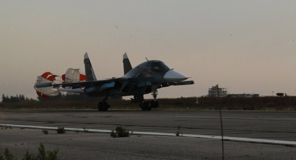 Su-34 pousa no aeroporto sírio de Hmeimim © Sputnik/ Dmitry Vinogradov