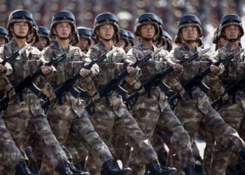 Tropas chinesas na parada militar em Pequim / Reuters / Rolex Dela Pena