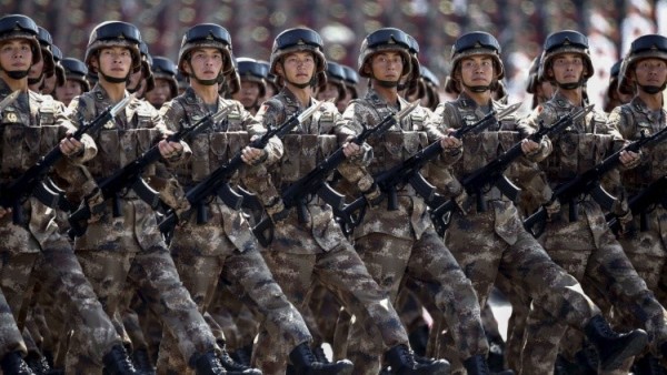 Tropas chinesas na parada militar em Pequim / Reuters / Rolex Dela Pena