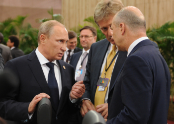 epa04317363 Russian President Vladimir Putin (C) speaks with Russian Finance Minister Anton Siluanov (R) and and the President's Press Secretary Dmitry Peskov (2-R) during the 6th BRICS summit in the city of Fortaleza, Brazil, 15 July 2014. The heads of the BRICS (Brazil, Russia, India, China and South Africa) member states discuss political coordination issues and global governance problems.  EPA/MIKHAIL KLIMENTYEV / RIA NOVOSTI / KREMLIN POOL MANDATORY CREDIT