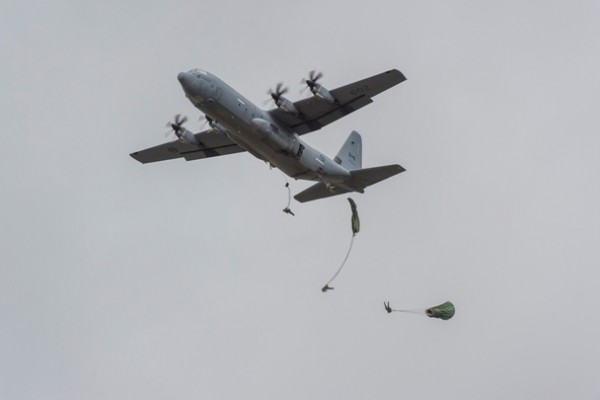  Aeronave de transporte CC-130J da Força Aérea Real do Canada durante uma operação de lançamento de tropas pára-quedistas (NATO/OTAN).