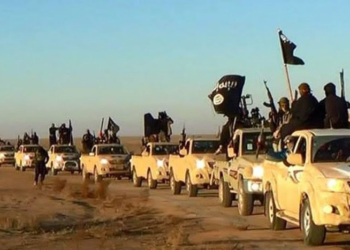 Coluna de SUV Toyota Hilux, "capturados" pelo "Estado islâmico" em desfile, agosto de 2014
