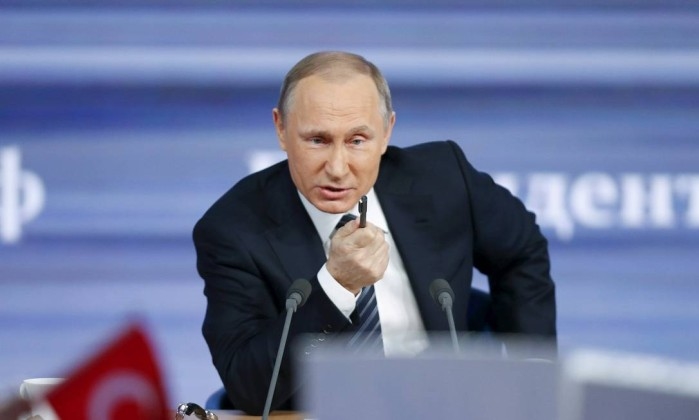 O presidente russo, Vladimir Putin, responde a perguntas de jornalistas em Moscou: 'derrubada de avião pela Turquia foi ato de inimizade' - MAXIM ZMEYEV / REUTERS