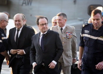 Presidente françois Hollande no porta aviões Charles de Gaulle