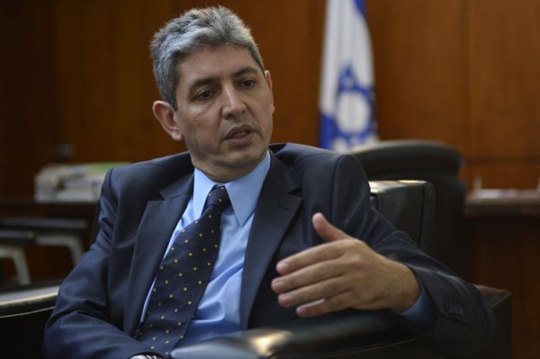10/03/2015. Credito: Gustavo Moreno/CB/D.A Press. Brasil. Brasília - DF. Entrevista com Reda Mansour, embaixador de Israel, no Brasil.