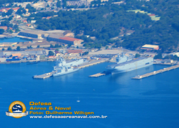 Imagem aérea do TCD Siroco atracado na Base Naval de Toulon.