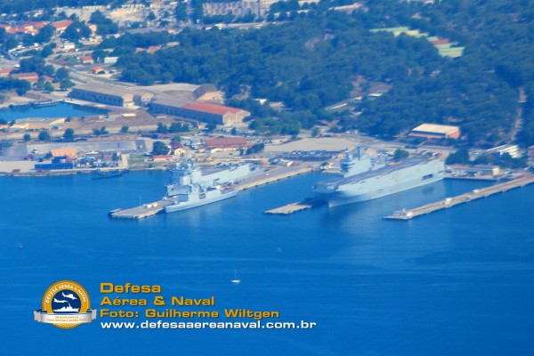 Imagem aérea do TCD Siroco atracado na Base Naval de Toulon.