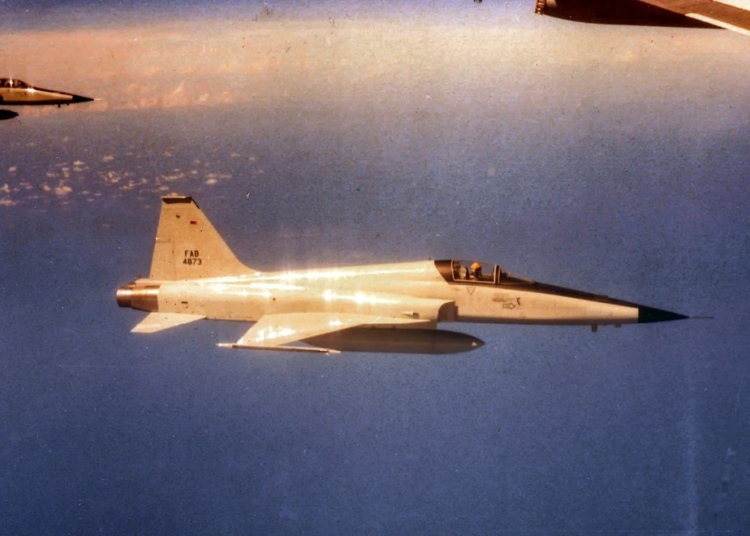 O F-5E FAB 4873 clicado em voo rumo a Roosevelt Roads, base da US Navy em Porto Rico.