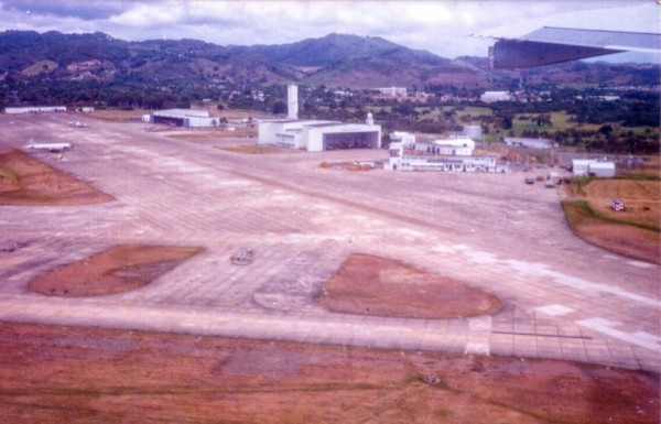 Vista da NAS Roosevelt Roads, base da US Navy em Porto Rico, tomada do FAB 2404.