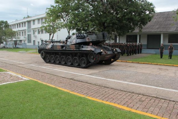 A última viatura entregue do programa desfila no pátio do Pq R Mnt/3 (Imagem: Exército Brasileiro)