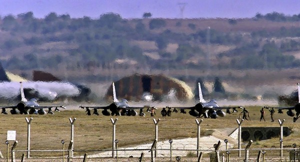 Caças F16 na base de Incirlik © AFP 2016/ Tarik Tinazay