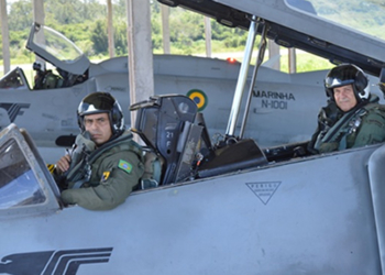 Chefe do Estado-Maior da Aeronáutica, Tenente-Brigadeiro do Ar Paes de Barros, e o

CF (FN) Rogerdson a bordo da aeronave AF-1A