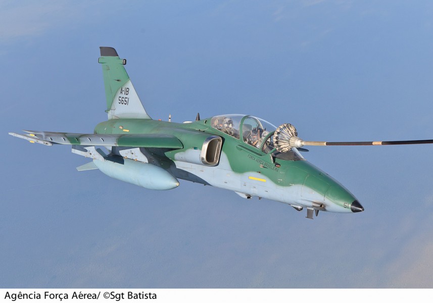 Esquadrilha de aeronaves AMX A-1 é reabastecida em voo por KC-130 Hércules durante a Operação Amazônia.