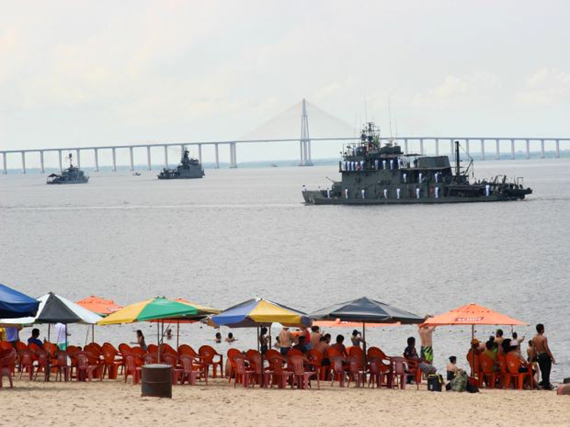 Navios percorreram Rio Negro e encantaram banhistas na praia da Ponta Negra (Foto: Jamile Alves/G1 AM)